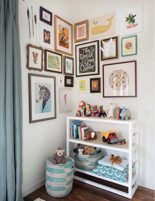 Hanging your memories above shelving, securely fixed to the wall (Image Source: www.mariaalekas.com.br)