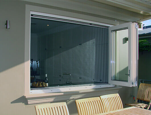 Retractable fly screens